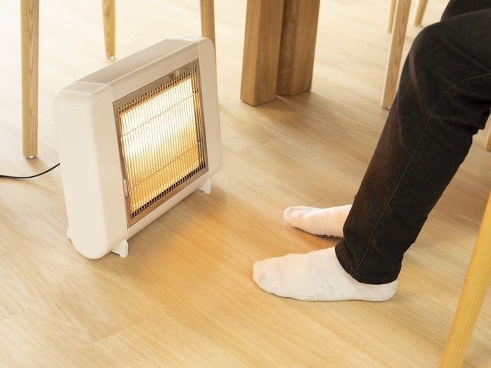 Máy Sưởi Halogen: Giá Phải Chăng, Thích Hợp Làm Ấm Chân Tay