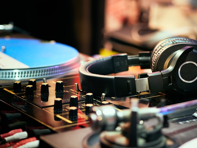 Tai Nghe Over-Ear: Chống Ồn, Chất Lượng Âm Thanh Cao Cho Phòng Thu
