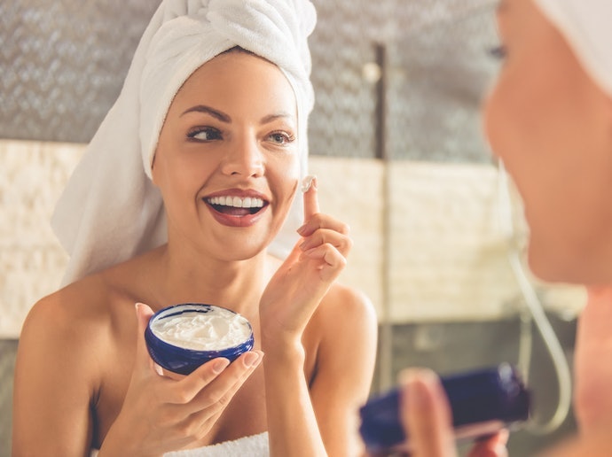 Da Khô Ưu Tiên Kết Cấu Dạng Kem, Có Bổ Sung Các Thành Phần Dưỡng Ẩm Như Hyaluronic Acid