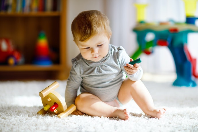 Trẻ Dưới 12 Tháng Tuổi: Chọn Đồ Chơi Đơn Giản, Dễ Cầm Nắm Và An Toàn Khi Bé Ngậm/Cắn