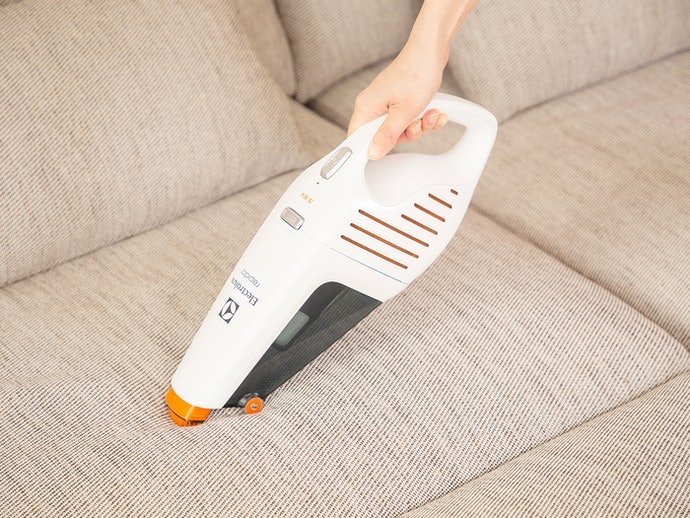 Máy Hút Bụi Mini Không Dây: Linh Hoạt Nhưng Cần Sạc Điện