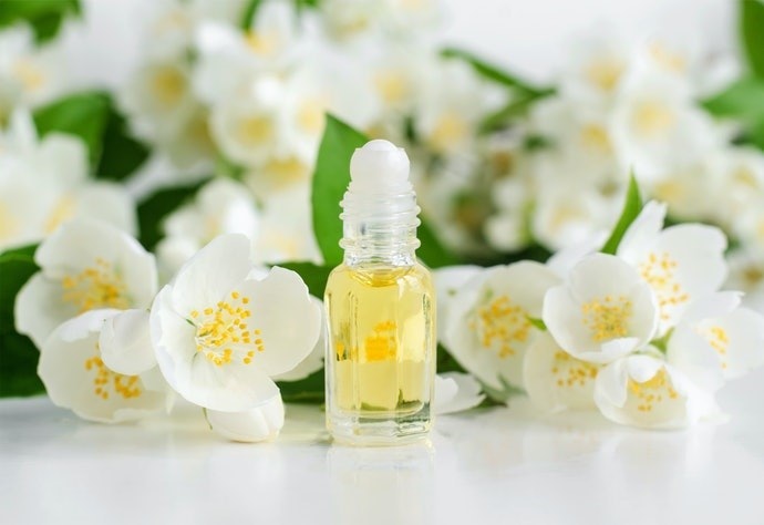 Nước Hoa Dạng Lăn Dễ Mang Theo Người