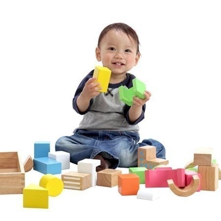 Chọn Đồ Chơi Có Bề Mặt Nhẵn Mịn, Kích Thước Vừa Tầm Tay Bé