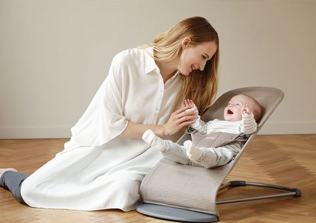 Để Bé Nằm Chơi Và Giúp Mẹ Quan Sát Con, Chọn Ghế Nhún Thủ Công, Chân Cố Định Và Có Thiết Kế Dễ Di Chuyển