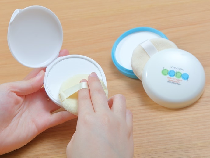 Nên Ưu Tiên Phấn Rôm Dạng Nước Hoặc Dạng Nén