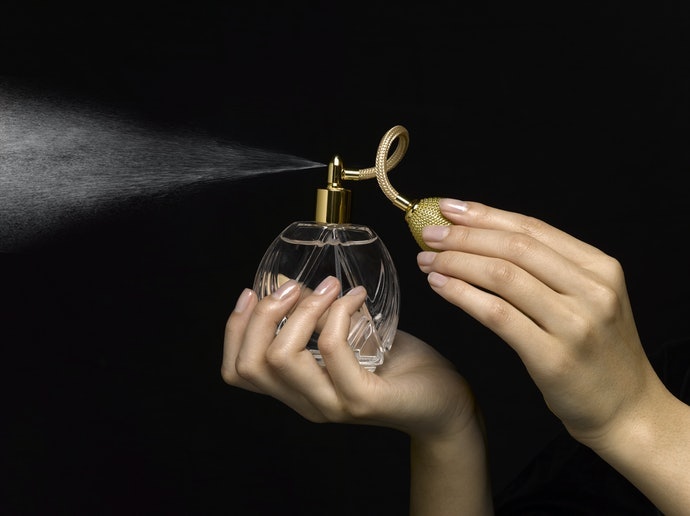 Parfum: Nồng Độ Tinh Dầu Cao Nhất, Khả Năng Lưu Hương Tốt