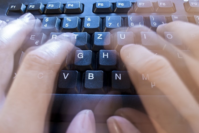 Bàn Phím Cơ: Độ Bền Vượt Trội Nhưng Âm Thanh Gõ Phím To